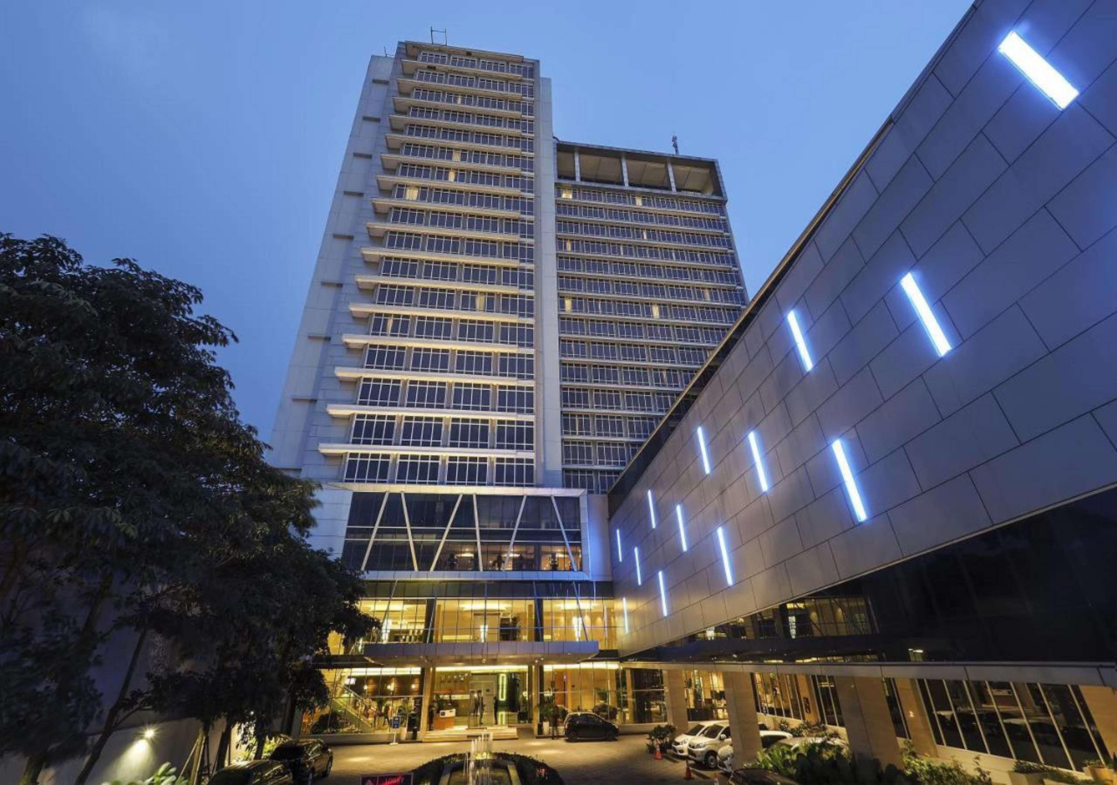 Grand Mercure Solo Baru Exterior foto